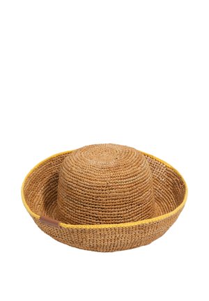 Sombrero de paja tejido de ala ancha con borde de ribete amarillo y una pequeña etiqueta marrón en el ala.