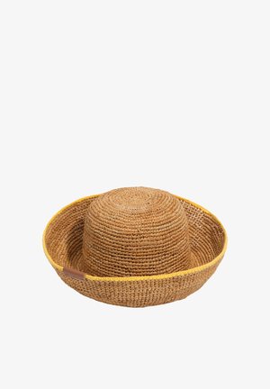 Sombrero de paja tejido de ala ancha con borde de ribete amarillo y una pequeña etiqueta marrón en el ala.