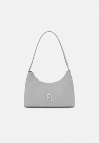 Grå syntetisk håndveske med buet form, kort stropp og gullfarget metallbeslag med en stilisert bokstavlogo. Glidelåslukking på toppen.