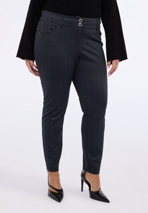 Donkergrijze gestreepte broek met een aangesloten ontwerp, voorzien van twee voorzakken en een dubbele knoopsluiting. Draagt zwarte hoge hakken.