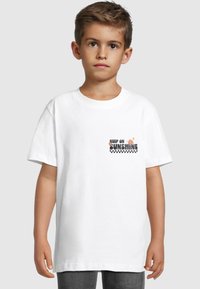 Hvid bomulds T-shirt med korte ærmer, der har et trykt design af "KEEP ON SUNSHINE" med blomster og en ternet kant foran.