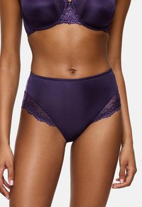 Vijolično visokotrzno spodnje perilo iz gladkega materiala, ki ima čipkaste poudarke na straneh. Z valovitimi robovi in udobnim prileganjem.