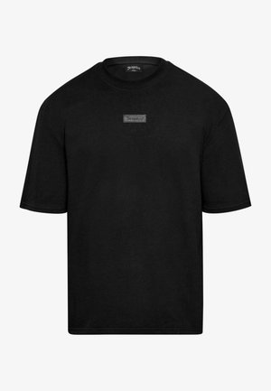 Sort t-shirt med korte ærmer lavet af bomuld, med en rund halsudskæring og et lille rektangulært logo på brystet.