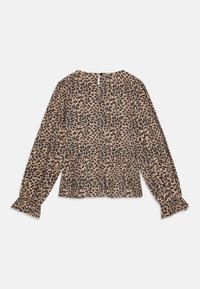 Blusa a maniche lunghe in tessuto beige con stampa leopardata nera. Presenta un colletto arrotondato, chiusura con bottoni sul retro e maniche arricciate.