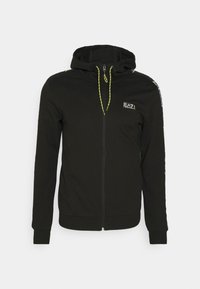 Felpa nera con zip e cappuccio, con lacci gialli, logo EA7 sul petto e strisce pattern che scendono lungo le maniche.