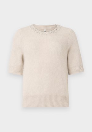 Suéter beige de manga corta con cuello redondo, que presenta detalles decorativos de cuentas en el cuello y puños y dobladillo acanalados. Textura suave.