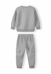 Grå bomullssweatshirt med ribbade manschetter och krage; matchad med byxor i cargo-stil med sidofickor och elastisk midja.