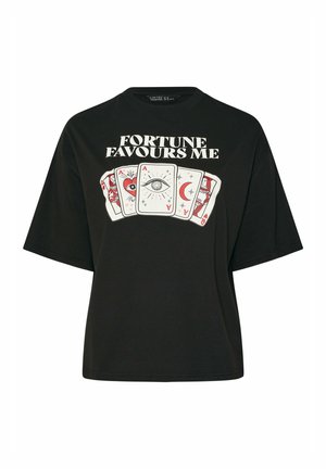 Musta T-paita, jossa lukee "FORTUNE FAVOURS ME" ja viisi pelikorttia, joissa on mystisiä symboleja: sydän, silmä, puolikuu ja kasvot.