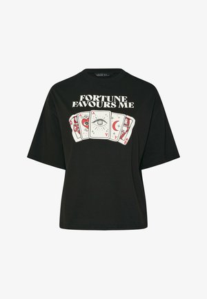 Maglietta nera con la scritta "FORTUNE FAVOURS ME" e cinque carte da gioco con simboli mistici: cuore, occhio, luna crescente e volti.
