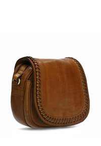 Bruine leren schoudertas met een gebogen klep, decoratieve stiksels langs de rand en een zijvak. Glad oppervlak en compact ontwerp.