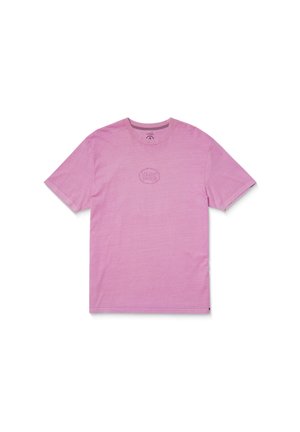 Roze katoenen t-shirt met korte mouwen, ronde hals en een subtiele logo aan de voorkant. De stof heeft een lichte textuur en een luchtig uiterlijk.
