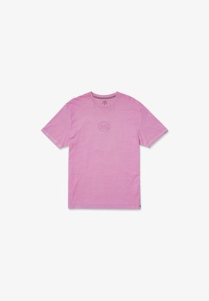 Rosa Baumwoll-T-Shirt mit kurzen Ärmeln, Rundhalsausschnitt und einem dezenten Logo auf der Vorderseite. Der Stoff hat eine leichte Textur und wirkt leicht.