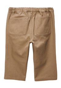 Shorts en coton marron avec une texture lisse, dotés d'une taille élastique, de deux poches arrière et d'une coupe droite se terminant juste au-dessus du genou.