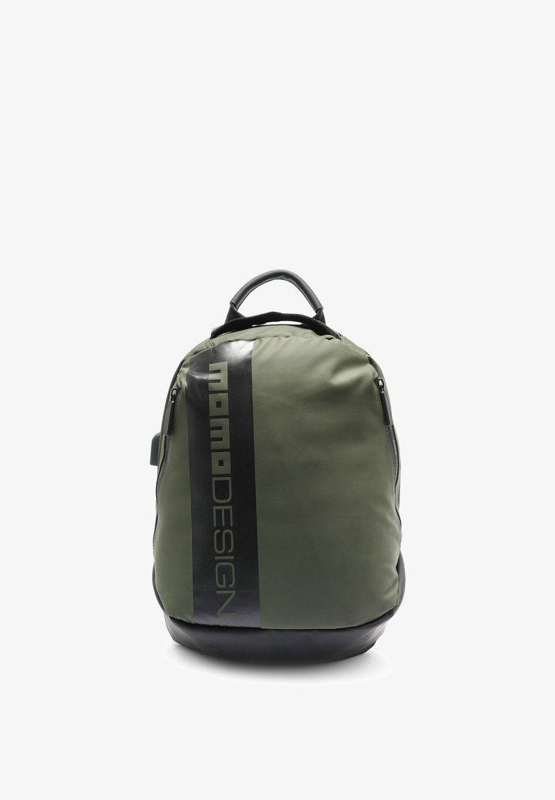 Sac à dos vert et noir avec une bande noire verticale portant le texte « MOMO DESIGN », poignée rembourrée et base arrondie sur fond blanc.