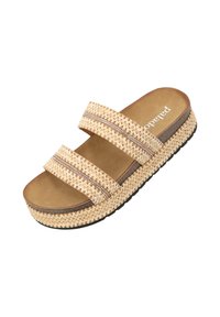 Platform sandalen met een geweven bovenwerk van natuurlijk stro, twee brede banden met gouden accenten, beige binnenzool en een gestructureerde zwarte rubberen buitenzool.