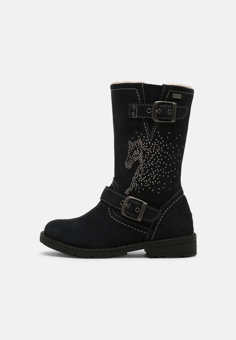 Botte noire mi-mollet avec deux boucles, coutures blanches, doublure douce et motif clouté représentant un cheval sur le côté extérieur.