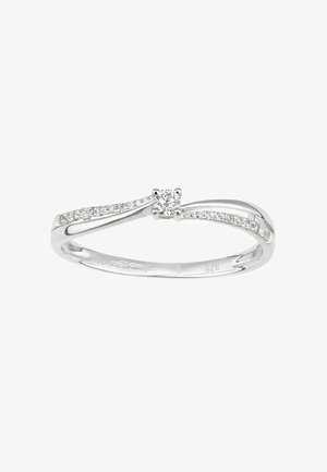 Hvidguld ring med et snoet band design, der har en central rund diamant og små diamanter langs den ene side. Glat poleret overflade.