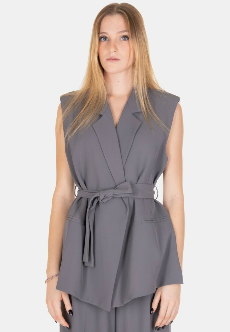 Gilet grigio senza maniche con vita con cintura, rever a lancia e due tasche frontali, realizzato in tessuto liscio con una sottile trama.