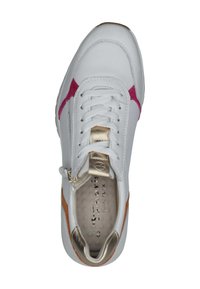 Weißer Sneaker mit rosa und orangefarbenen Akzenten, runder Spitze, Schnürung an der Vorderseite, goldenen Details auf der Zunge und strukturiertem Fußbett, Ansicht von oben.