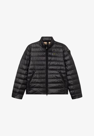 Musta, tilkkutäkkihenkinen kevyt toppatakki, jossa vetoketju edessä, vetoketjulliset sivutaskut, pystypiha ja logoparit rinnassa sekä vasemmassa hihassa.