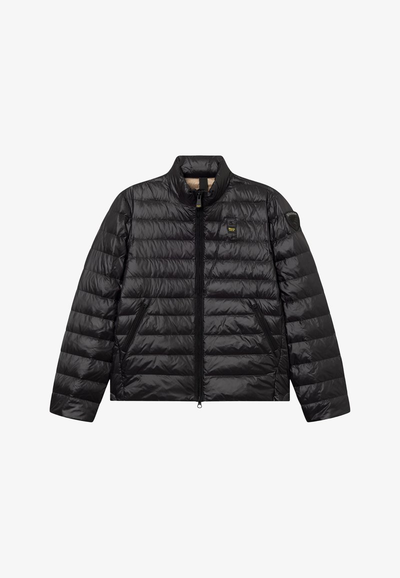 Schwarze gesteppte leichte Steppjacke mit Reißverschluss vorne, Reißverschlusstaschen an den Seiten, Stehkragen und Logopatches auf der Brust und am linken Ärmel.