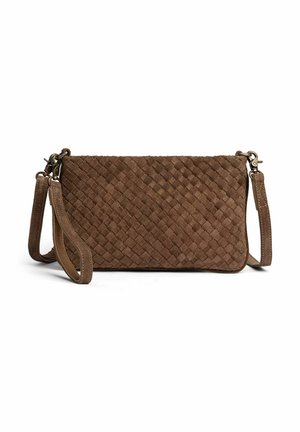 Brun ruskinds crossbody taske med vævet tekstur, aftagelig rem og metalklemmer på hvid baggrund.