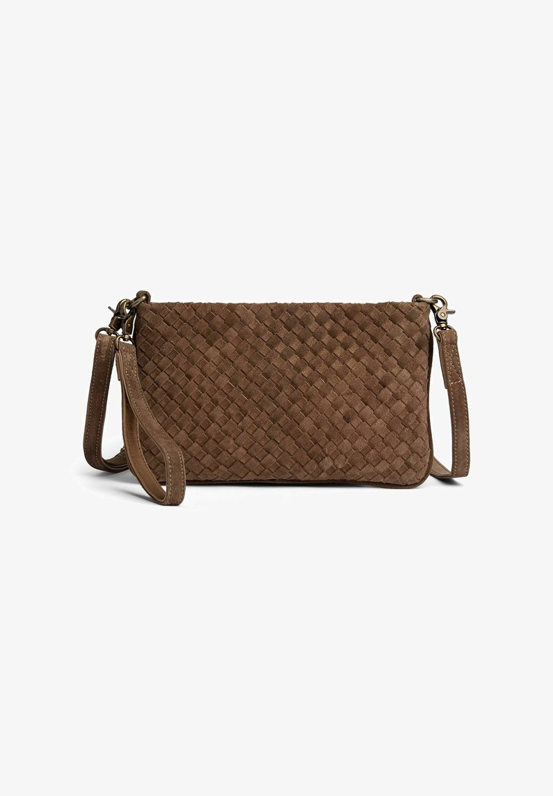 Hnědá semišová crossbody kabelka s tkanou strukturou, odepínacím popruhem a kovovými přezkami na bílém pozadí.