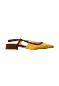 Chaussure plate slingback en suède jaune avec garniture marron et petit talon bloc sur fond blanc.
