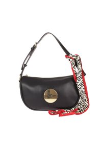 Borsa in faux pelle nera con un logo circolare dorato, caratterizzata da un accento di sciarpa a fantasia rossa e bianca sul manico. Forma e stile classici.