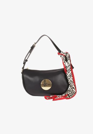 Borsa in faux pelle nera con un logo circolare dorato, caratterizzata da un accento di sciarpa a fantasia rossa e bianca sul manico. Forma e stile classici.
