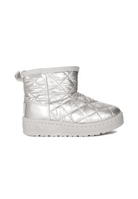 Stivaletti alla caviglia argento trapuntati con una finitura metallica liscia, caratterizzati da una punta tonda, design slip-on e suola in gomma testurizzata.