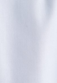 Lichtgrijze stof met een gladde textuur en een subtiel weefpatroon. Ideaal voor kleding of bekledingstoepassingen.