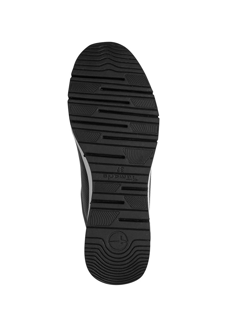 Semelle de chaussure en caoutchouc noir avec des motifs de semelle horizontaux et diagonaux. Présente un bord courbé et un détail de marque circulaire central.