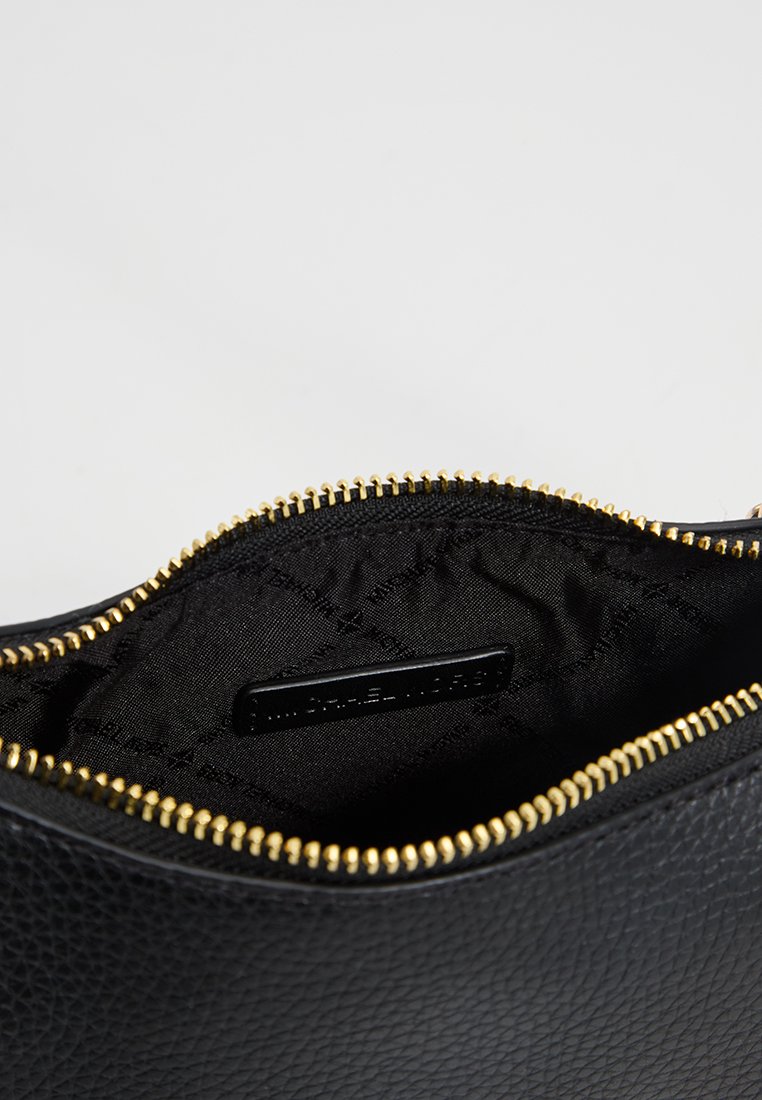 Schwarze Leder-Tasche mit strukturiertem Äußeren, goldener Reißverschluss und schwarzem Innenfutter, das ein schlichtes Design und ein Logotag zeigt.