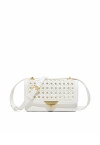 Hvid crossbody taske med vævet mønster, guldfarvede metaldele og et trekantet dekorativt element. Justerbar rem medfølger.