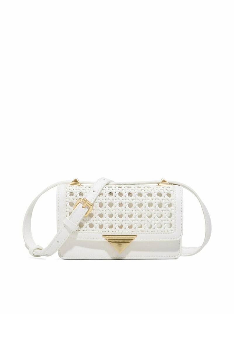 Hvid crossbody taske med vævet mønster, guldfarvede metaldele og et trekantet dekorativt element. Justerbar rem medfølger.