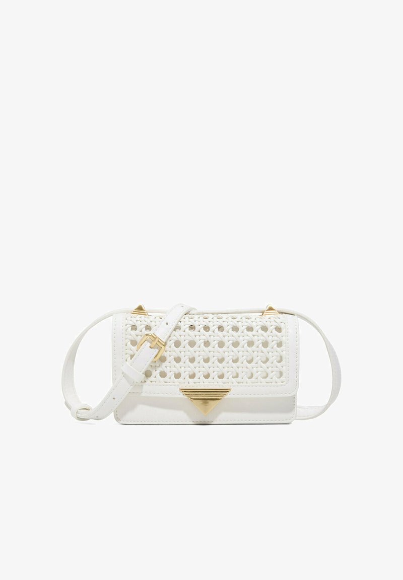 Biała torba na ramię z plecionym wzorem, złotymi akcentami i dekoracyjnym trójkątnym elementem. W zestawie regulowany pasek.