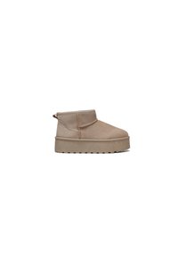Beige suede enkellaarsjes met een ronde neus, elastische zijkant en een dikke, gestructureerde platformzool. Heeft een achterste trekband voor gemakkelijk aan- en uittrekken.