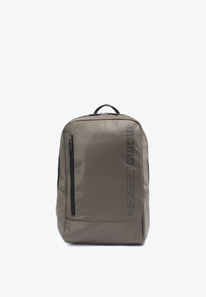 Grauer rechteckiger Rucksack mit vorderer vertikaler Reißverschlusstasche und dem Text „MOWOODDESIGN“ vertikal auf der rechten Seite gedruckt.