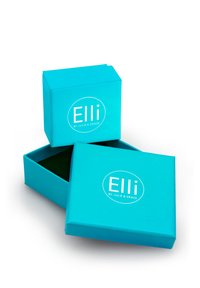 Turkizna kartonska kutija za poklone s geometrijskim dizajnom. Otvorena kutija otkriva zelenu unutrašnjost s oznakom "Elli by Julie & Grace."