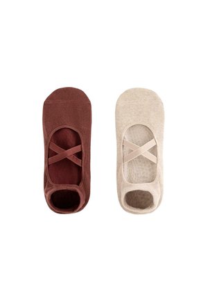 Para niewidocznych skarpetek z krzyżującymi się elastycznymi paseczkami, jedna w kolorze brązowym, druga beżowa, przedstawione na białym tle.