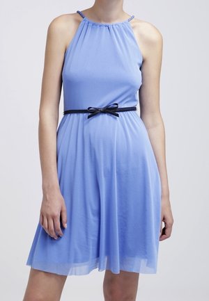 Mouwloze lichtblauwe jurk met geplooide halslijn en een smalle zwarte riem gestrikt in een strik rond de taille, gedragen door een staande persoon.