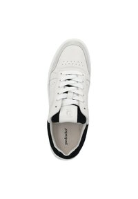 Vita lädersneakers med svarta mockadetaljer, perforerat tåparti för andningsförmåga, platta vita snörningar och synlig märkesinsole inuti.