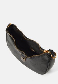 Sort læder skuldertaske med en struktureret overflade, guldlynlås og indvendig lomme. Har en rund form og aftagelig rem.