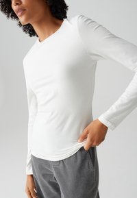 OPUS SLIM FIT BASIC - Longsleeve - milk