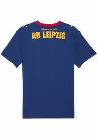 Blå sportstrøje med korte ærmer, rund hals, og "RB LEIPZIG" i fed gul tekst på ryggen, med røde detaljer ved kraven.
