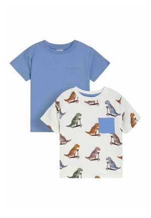 Ein kurzärmeliges T-Shirt in Blau mit einer Brusttasche und ein weiteres in Weiß mit bunten Dinosauriergrafiken und einer blauen Tasche.