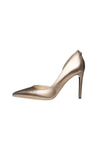 Pompe à talons aiguilles dorée métallique avec un bout pointu, des côtés ouverts, une texture lisse et un talon aiguille fin. Elle dispose d'une petite boucle à l'arrière.