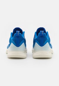Scarpe da ginnastica blu con tomaia in rete, dettagli in gomma, colli imbottiti e suola testurizzata. Marchio "bounce" ben visibile sul tallone.