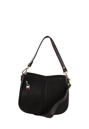 Zwarte leren schoudertas met een gestructureerde afwerking, gouden hardware en een charme in de vorm van de Italiaanse vlag. Beschikt over een enkele strap en een zachte, krommingvorm.